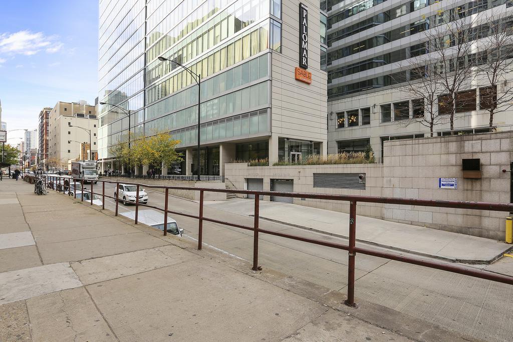 Bridgestreet At State And Grand Aparthotel Чикаго Екстериор снимка